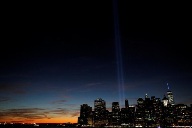 
Cột ánh sáng tái hiện hình ảnh tòa tháp đôi thuộc Trung tâm Thương mại Thế giới (WTC) ở Manhattan, New York (Mỹ) để tưởng niệm 15 năm loạt tấn công khủng bố 11/9. (Ảnh: Reuters)
