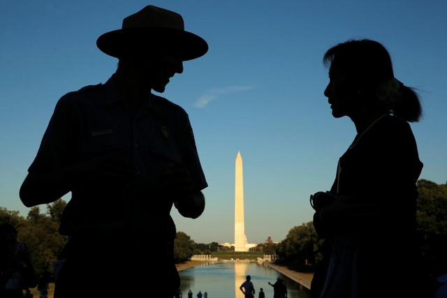 
Cố vấn nhà nước Myanmar Aung San Suu Kyi chụp ảnh gần Đài tưởng niệm Washington trong chuyến thăm Mỹ đầu tiên trên cương vị mới. (Ảnh: Reuters)
