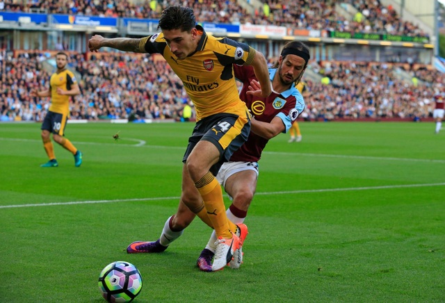 Arsenal - Swansea: Thay tướng khó đổi vận - 2
Arsenal (áo vàng) đang có phong độ tốt trong thời gian gần đây