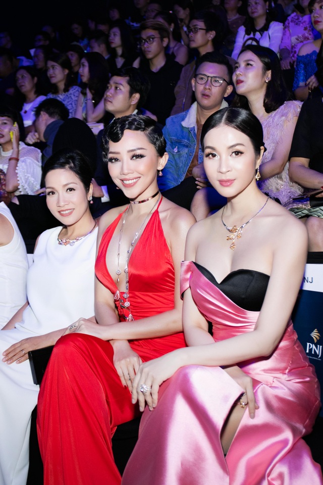 43 tuổi, người đẹp phim Cô thủ môn tội nghiệp vẫn rạng ngời - 7
Người đẹp ngồi hàng đầu cùng Tóc Tiên và Mỹ Linh