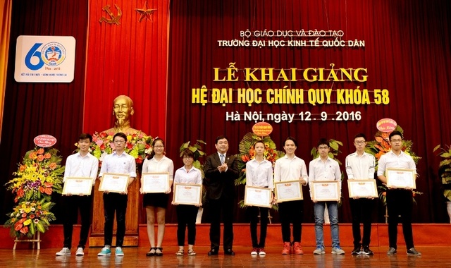 Gần 1 tỷ đồng trao tặng học bổng cho sinh viên trường ĐH Kinh tế quốc dân - 1
Tân sinh viên xuất sắc nhận bằng khen và phần thưởng của trường ĐH Kinh tế quốc dân