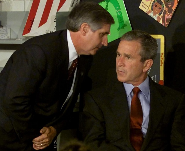 Những hình ảnh ám ảnh của vụ khủng bố 11/9 - 2
Tổng thống Mỹ George W. Bush nghe chánh văn phòng Nhà Trắng thông báo về vụ tấn công khủng bố khi ông đang tới thăm trường tiểu học Emma E. Booker ở Sarasota, bang Florida ngày 11/9. Sau đó, ông có bài phát biểu trực tiếp trên truyền hình quốc gia về vụ khủng bố ngay tại trường Emma E. Booker trước khi lên máy bay trở về thủ đô Washington.