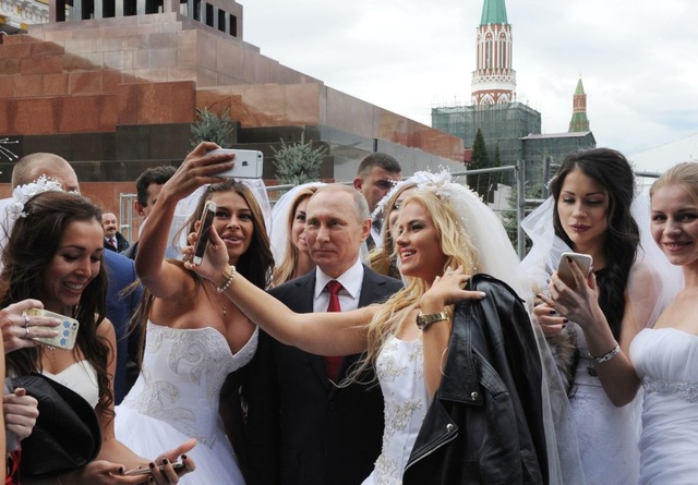 Những hình ảnh thế giới ấn tượng trong tuần - 7
Tổng thống Nga Vladimir Putin chụp ảnh cùng các cô dâu trong lễ khai mạc Ngày Thành phố trên Quảng trường Đỏ ở Moscow. (Ảnh: Sputinik)