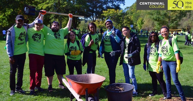 Tổng thống Canada gửi thông điệp môi trường tới sinh viên Centennial College - 2
Những sinh viên trong tương lai của Centennial College khắp nơi trên toàn thế giới hưởng ứng “Paint the Town Green”.