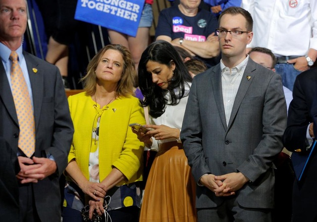 Những gương mặt chủ chốt trong bộ máy tranh cử của Hillary Clinton - 12
Robby Mook (bên phải), cũng 36 tuổi, là nhà quản lý và chiến lược gia tranh cử của Mỹ. Trước khi trở thành nhà quản lý chiến dịch tranh cử tổng thống 2016 của bà Hillary Clinton, Mook đã làm việc cho đảng Dân chủ và trong một loạt các chiến dịch tranh cử bang. (Ảnh: Reuters)