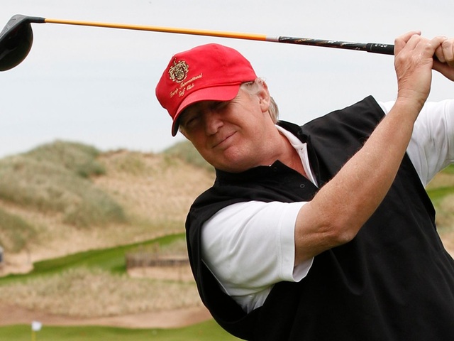 Khám phá sở thích của những tỷ phú giàu nhất thế giới - 2
Tổng thống đắc cử Donald Trump là người mê golf và ông sở hữu rất nhiều sân golf rải rác khắp các bang nước Mỹ để phục vụ cho đam mê của mình