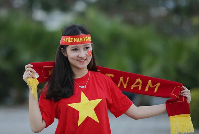 Tiết lộ bất ngờ về fan nữ đẹp lai Tây tại AFF cup 2016 - 2 Tiết lộ bất ngờ về fan nữ đẹp lai Tây tại AFF cup 2016 - 2