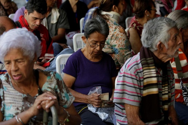 Venezuela "vùng vẫy" trong khủng hoảng đổi tiền - 2
Sự thiếu hụt tiền mặt do đồng tiền mới chưa được lưu thông, trong khi tiền 100 bolivar bị ngừng sử dụng đã khiến nhiều người Venezuela không có tiền để mua lương thực, xăng hay chuẩn bị cho lễ Giáng sinh sắp tới.