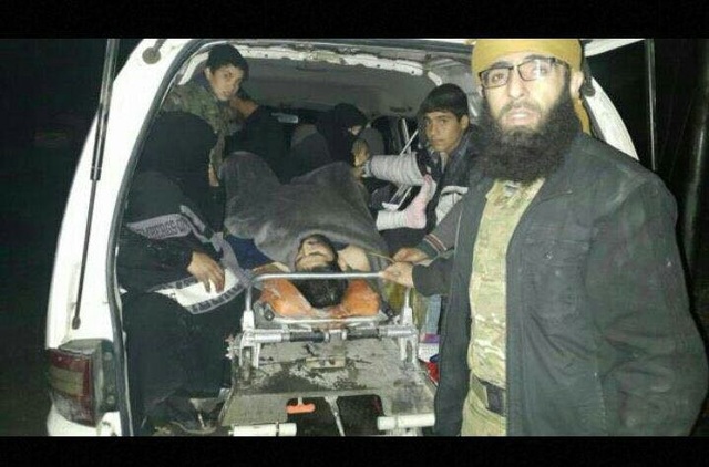 Hình ảnh đầu tiên phe nổi dậy rút khỏi Aleppo - 2 Tay súng nổi dậy và dân thường bị thương được đưa lên xe rời Aleppo. Ảnh: AMN