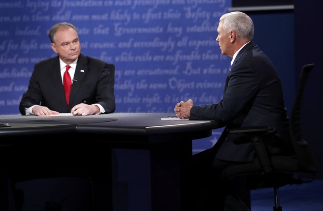 "Phó tướng" của Clinton ví ông Trump như "gã khùng" - 11
Hai ứng viên phó tổng thống tranh luận trực tiếp (Ảnh: Reuters)