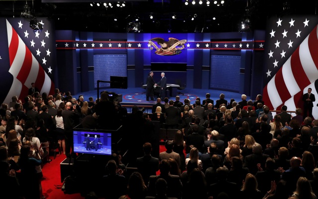 "Phó tướng" của Clinton ví ông Trump như "gã khùng" - 8
Khán phòng kín người theo dõi cuộc tranh luận tại Đại học Longwood ở Virginia (Ảnh: Reuters)