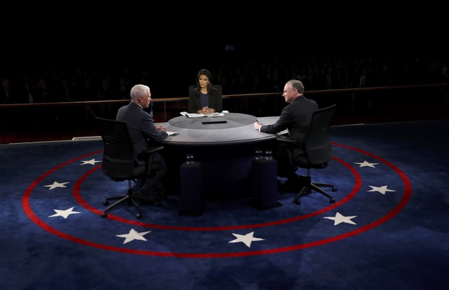 "Phó tướng" của Clinton ví ông Trump như "gã khùng" - 7
Hai ứng viên phó tổng thống ngồi bàn tròn, thay vì đứng như 2 ứng viên tổng thống trong cuộc tranh luận trước đó (Ảnh: Reuters)