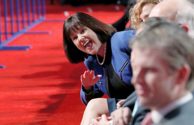 "Phó tướng" của Clinton ví ông Trump như "gã khùng" - 10
Bà Karen Pence, phu nhân của ông Mike Pence, tới theo dõi cuộc tranh luận trực tiếp của chồng (Ảnh: Reuters)