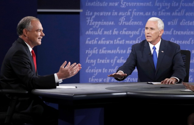 "Phó tướng" của Clinton ví ông Trump như "gã khùng" - 9
Hai ứng viên tranh luận thoải mái về nhiều vấn đề (Ảnh: Reuters)