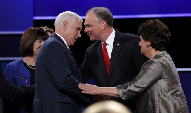 "Phó tướng" của Clinton ví ông Trump như "gã khùng" - 1
Hai ứng viên và phu nhân của họ bắt tay chào nhau sau khi kết thúc cuộc tranh luận (Ảnh: Reuters)