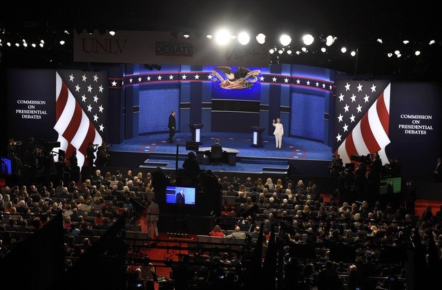 Ứng viên tổng thống Mỹ tranh luận: Clinton chế giễu Trump "nước mắt cá sấu" - 12
Hai ứng viên ra sân khấu mà không bắt tay nhau (Ảnh: Reuters)