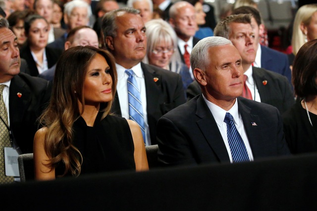 Ứng viên tổng thống Mỹ tranh luận: Clinton chế giễu Trump "nước mắt cá sấu" - 4
Bà Melania Trump, vợ ông Trump, và ứng viên phó tổng thống đảng Cộng hòa Mike Pence theo dõi cuộc tranh luận (Ảnh: Reuters)