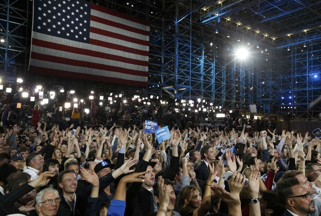 Ông Trump thắng áp đảo bà Clinton, đắc cử tổng thống Mỹ - 27
Những người ủng hộ bà Clinton tham dự sự kiện đêm bầu cử tại Manhattan, New York (Ảnh: Reuters)
