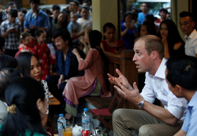 Những hình ảnh đẹp của Hoàng tử William trong chuyến thăm Việt Nam - 13
Tiếp tục cuộc dạo bộ phố cổ, Hoàng tử William ghé một quá cà phê trên phố Thuốc bắc và trò chuyện cùng mọi người. (Ảnh: Reuters)
