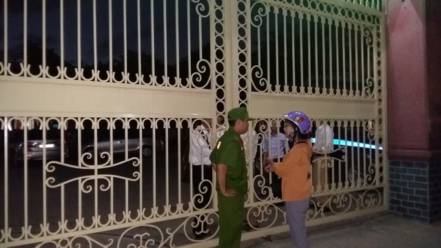 Cần cẩu xây chung cư đổ sập xuống trường học, một học sinh tử vong - 9
Cổng trường THPT Lê Viết Thuật đang được phong tỏa.