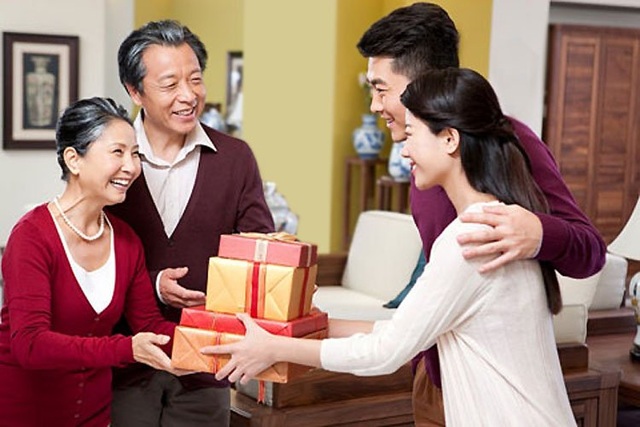 'Quà Tết nhà ngoại: Thóc đâu mà đãi gà rừng'? - 1
Chỉ mỗi dịp lễ, Tết bố mẹ chồng mới có cơ hội được nhìn con trai báo hiếu (Ảnh minh họa)
