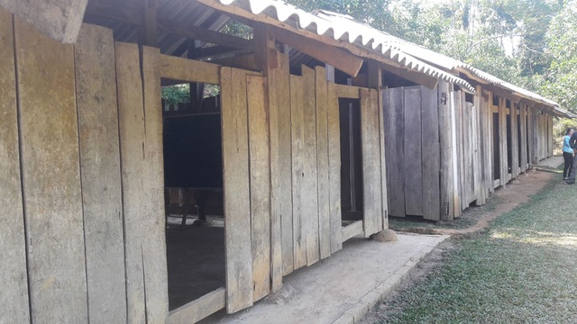 Ở nơi một cô giáo chỉ đứng lớp… 4 học sinh - 4
Dãy phòng học đơn sơ nối liền nhau tại điểm trường Khe Cái