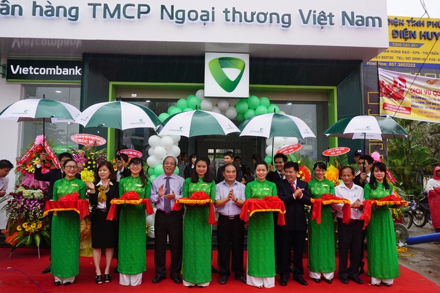 Vietcombank Phú Yên khai trương Phòng giao dịch Sông Hinh - 1
Lãnh đạo địa phương và Lãnh đạo Vietcombank Phú Yên cắt băng khai trương PGD Sông Hinh