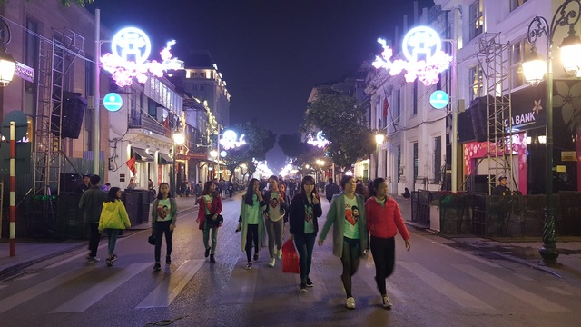 Triệu người cùng đếm ngược hân hoan chào năm 2017 - 29
Các tuyến phố đi bộ quanh hồ Hoàn Kiếm đều trong tình trạng đông kín người, đa số là các bạn trẻ.