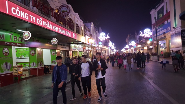Triệu người cùng đếm ngược hân hoan chào năm 2017 - 30
Phố Tràng Tiền.
