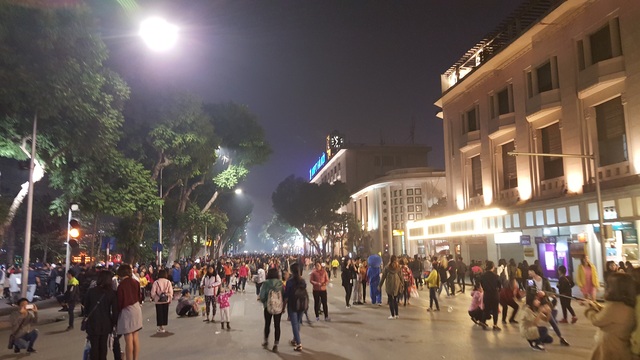Triệu người cùng đếm ngược hân hoan chào năm 2017 - 31
Hàng nghìn người đang có mặt trên phố Đinh Tiên Hoàng để chào đón năm mới 2017.