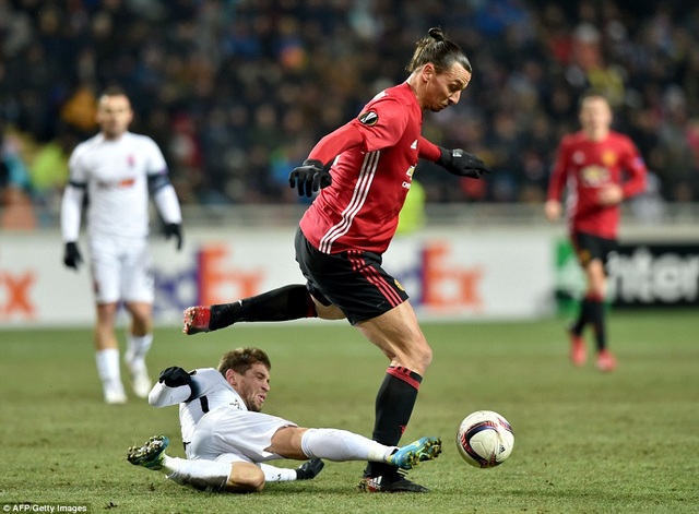 Nhìn lại chiến thắng dễ dàng của MU trước Zorya - 12
Ibrahimovic nỗ lực đi bóng vượt qua sự truy cản của hậu vệ đối phương