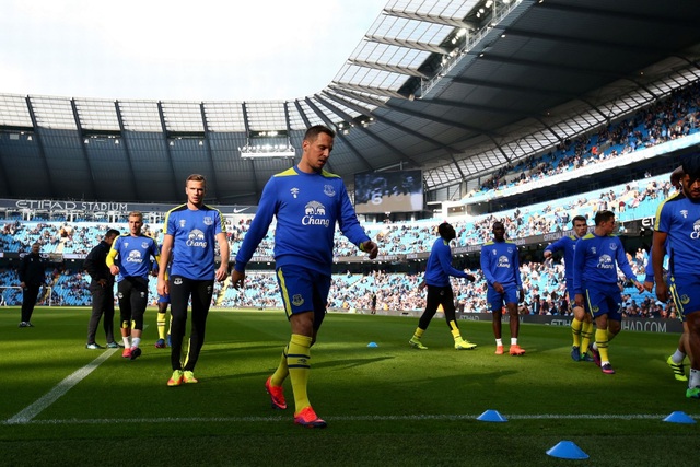 Nhìn lại trận hòa cay đắng của Man City trước Everton - 2
Các cầu thủ Everton khởi động tại Etihad trước khi bắt đầu trận đấu