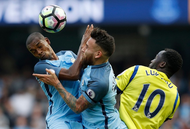 Nhìn lại trận hòa cay đắng của Man City trước Everton - 6
Tình huống va chạm giữa Fernandinho và Otamendi khi cả hai cố ngăn cản Lukaku đánh đầu