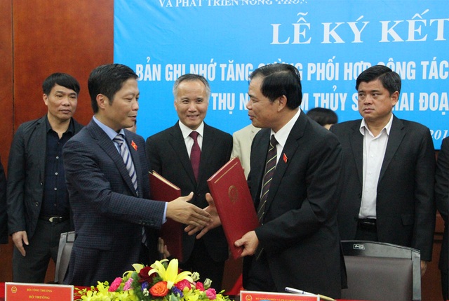 Hai Bộ “bắt tay” thúc đẩy sản xuất, tiêu thụ sản phẩm nông nghiệp - 2
Hai Bộ trưởng NN&PTNT và Công Thương cùng ký Bản ghi nhớ.