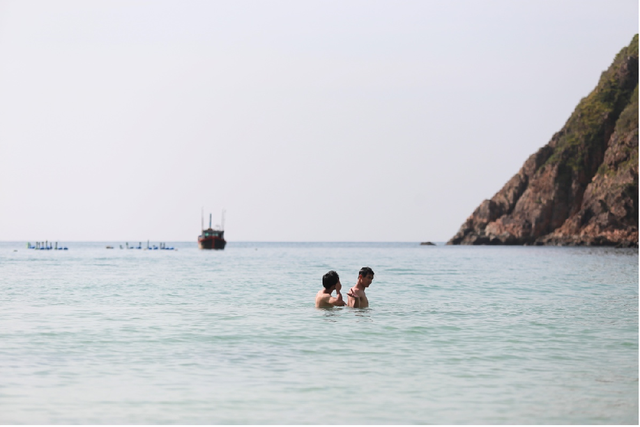 Khám phá bộ đôi bãi biển hoang sơ đẹp mê hồn - 3 Đắm mình trong làn nước xanh miên man bất tận