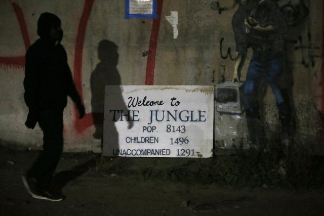 Pháp xóa sổ trại tị nạn "Rừng rậm" - 13
Từ trại Jungle, nhiều người di cư cũng tìm cách trốn vào Anh. (Ảnh: Reuters)