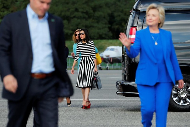 Nữ trợ lý xinh đẹp luôn sát cánh bên bà Clinton - 11
Abedin thân thiết với cựu Ngoại trưởng Mỹ tới nỗi cô còn được ví như con gái thứ 2 của bà Clinton.