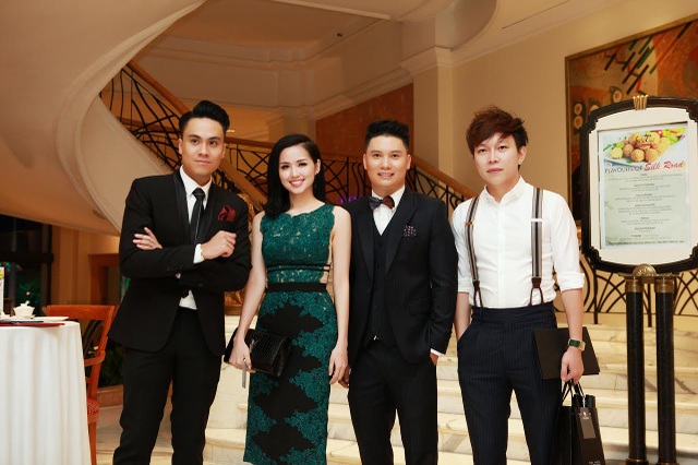 “Gái một con” Tâm Tít khoe sắc bên á hậu Huyền My - 2
Năm 2015, cô lên xe hoa với một thiếu gia tại Hà Nội và không lâu sau đó sinh quý tử. Kể từ khi kết hôn, Tâm tít ít tham gia các hoạt động nghệ thuật hay sự kiện của làng giải trí. Cuộc sống gia đình viên mãn bên chồng con khiến Tâm tít ngày càng trẻ đẹp và hấp dẫn. Hiện, con trai cô đã được hơn một tuổi.
