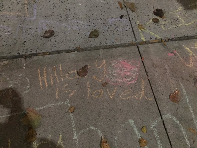 Người ủng hộ đổ xô viết thông điệp động viên bà Clinton trên vỉa hè - 6
Lời nhắn Hillary được yêu mến