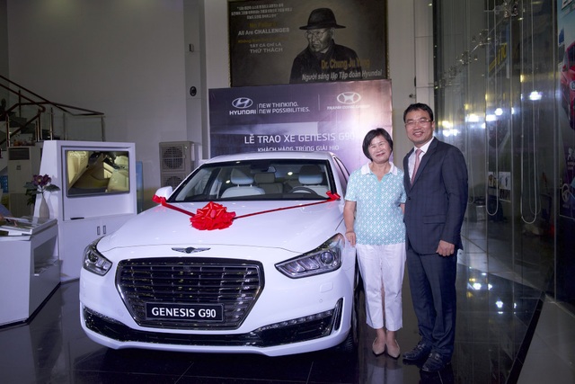 Hyundai Thành Công trao thưởng xe Genesis G90 cho golf thủ đoạt giải Hold In One - 2 Ông Lê Ngọc Đức - Tổng Giám đốc Hyundai Thành Công Việt Nam chúc mừng người trúng thưởng