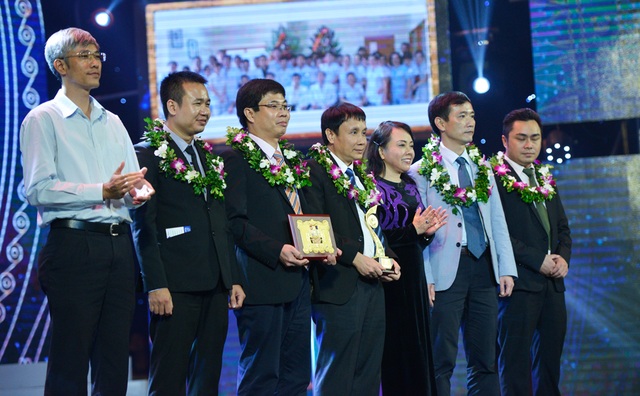 Nhân tài Đất Việt 2016 vinh danh 2 giải Nhất Công nghệ thông tin - 15
GS. Nguyễn Thị Kim Tiến - Bộ trưởng Bộ Y tế và ông Nguyễn Xuân Cường - Giám đốc truyền thông Công ty Cổ phần dược phẩm ECO PHARMA trao giải Nhì lĩnh vực Y dược.