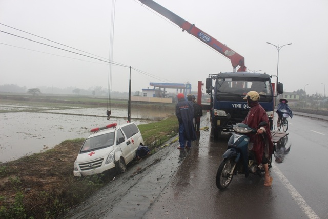 Xe cấp cứu lao xuống ruộng, tài xế bị thương - 2
Lực lượng cứu hộ cẩu chiếc xe cấp cứu gặp tai nạn