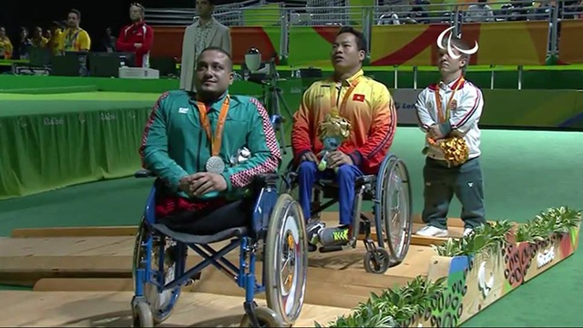 Khoảnh khắc xúc động khi giành HCV Paralympic của Lê Văn Công - 5 Khoảnh khắc xúc động khi giành HCV Paralympic của Lê Văn Công - 5