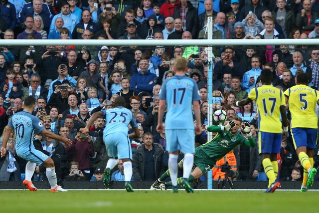 Nhìn lại trận hòa cay đắng của Man City trước Everton - 14
Tới phút 70, Man City lại được hưởng phạt đền và lần này Aguero sút phạt. Tuy nhiên, anh cũng không chiến thắng được thủ thành Stekelenburg