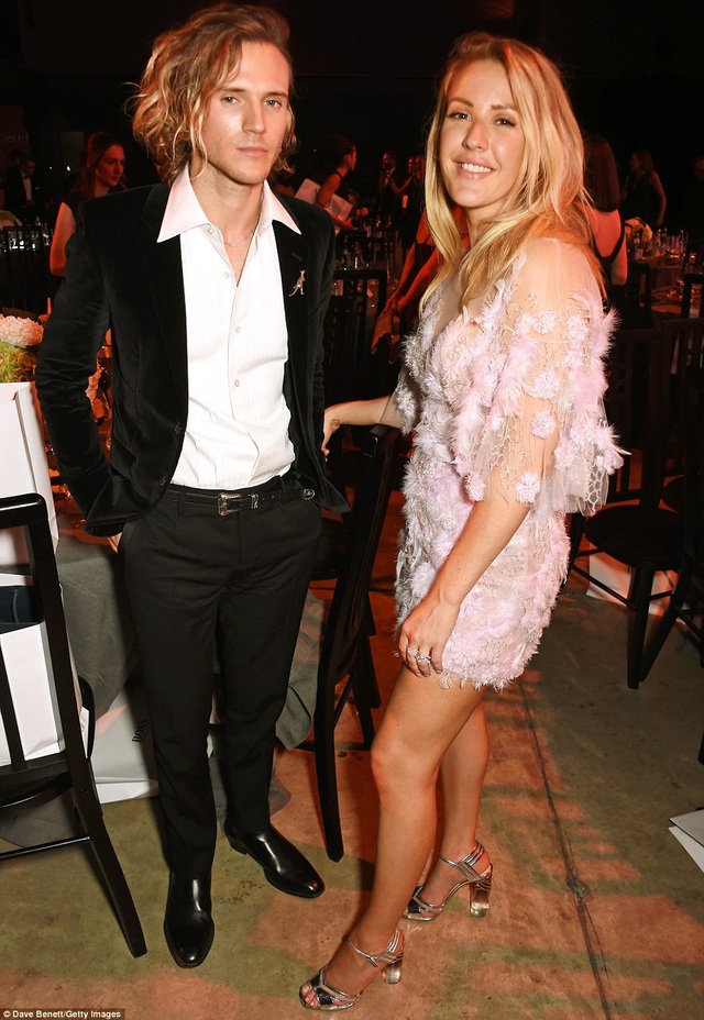 Siêu mẫu "ngoại cỡ" khoe vòng một đầy đặn với váy xẻ ngực - 13
Nữ ca sĩ Ellie Goulding vui vẻ khi gặp lại tình cũ.