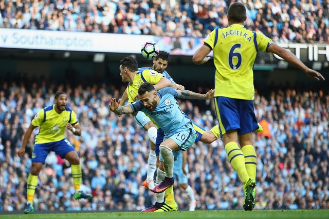 Nhìn lại trận hòa cay đắng của Man City trước Everton - 16
Tuy nhiên, tới phút 73 Nolito đã đánh đầu gọn gàng hạ Stekelenburg để quân bình tỉ số 1-1