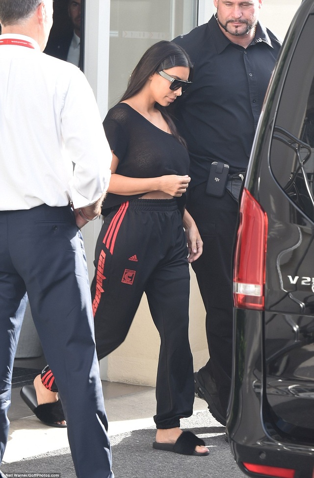 Kim Kardashian phát hoảng khi bị fan cuồng đòi sàm sỡ - 25
Kim Kardashian đang có mặt tại Paris, Pháp để tham dự tuần lễ thời trang Paris.