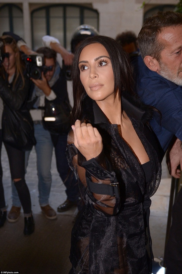 Kim Kardashian phát hoảng khi bị fan cuồng đòi sàm sỡ - 6
Kim tạo dáng rất chuyên nghiệp trước hàng chục phóng viên.