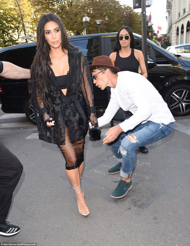 Kim Kardashian phát hoảng khi bị fan cuồng đòi sàm sỡ - 8 Kim Kardashian phát hoảng khi bị fan cuồng đòi sàm sỡ - 8