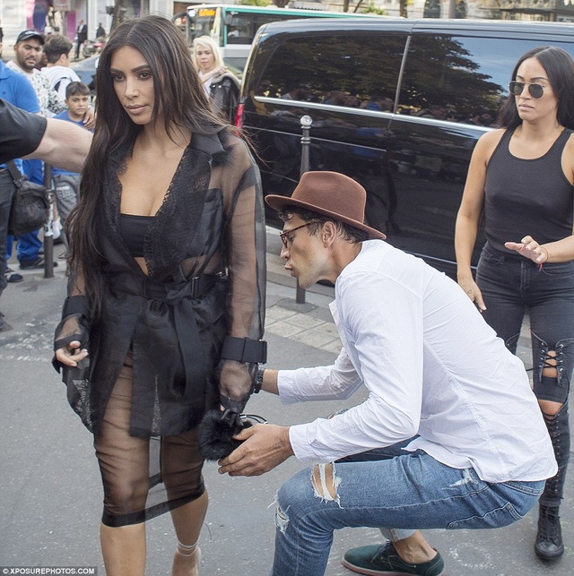 Kim Kardashian phát hoảng khi bị fan cuồng đòi sàm sỡ - 10 Kim Kardashian phát hoảng khi bị fan cuồng đòi sàm sỡ - 10